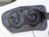 車両側充電装備として普通充電と急速充電を装備しております。