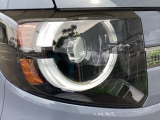 明るく白い光のLEDヘッドライトにより、夜間でも遠くまで見通しやすく、安全性が高まります。