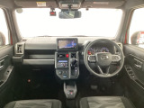 【前方視界】開放的な前方視界!運転がしやすく疲れにくいです♪窓が大きく、見通しがとっても良いおクルマですよ♪