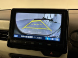 リバースギアに入れるだけで後方の表示へ切り替わります。夜間や雨の日の駐車も楽になりますよ。