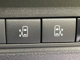 【両側スライドドア】駐車場で隣の車との間隔が狭く乗りにくい時、スライドドアなら安心!ドアオープン時も幅を取らず、開口部が広いので乗り降りがとっても簡単です。大きな荷物の出し入れも後席から可能♪