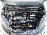 車にとって、とても大切な部分のエンジンルーム。綺麗に清掃済みで安心です。