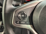 ステアリングにオーディオ操作スイッチが付いています。オーディオ画面に直接タッチしなくても操作が出来ますので、運転に集中できます。