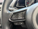 手元でオーディオや電話・オートクルーズの操作が可能。運転に集中できる便利な装備です。 Audio, calls, and cruise control can be operated by hand. Convenient equipment to focus on driving.