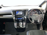 運転席は見やすく整理され、ナビも美しく装着され操作性にも優れています!