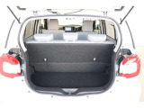 荷物の積みおろしがしやすいハッチバック。上方向にドアが開くので雨の日でも車内が濡れにくいですよ。