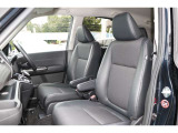 1-3列目まで十分な広さを確保し、大人が快適に座れるフリードの室内空間。そこには、「人のためのスペースは最大に、メカスペースは最小に」というHonda独自の思想が息づいています。