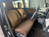 【フロントシート】センターアームレスト装備で運転席、助手席ともにくつろいでドライブをお楽しみいただけます♪