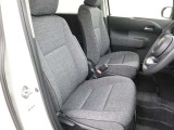 高いホールド性で運転姿勢が安定します。長距離ドライブでも疲れにくいのが魅力です。快適なドライビングライフをお送りください♪