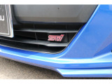 STI SportグレードのみチェリーレッドSTIエンブレム付きです。