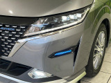 【LEDヘッドライト】悪天候や夜間走行時も良好な視界を確保し安心して運転できる高輝度LEDヘッドライトを装備!点灯速度が早く、消費電力も抑えられています。