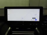 ディスプレイオーディオにナビ機能が設定されています。簡単な操作で行き先を入力することができ、音声で目的地まで案内してくれます。初めて訪れる場所も安心です。