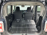 後席を全て倒して、荷物専用のスペースにした状態です。これなら長いものも積めますし、ご旅行や趣味に活用できますね。
