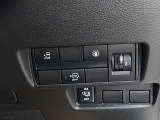 運転席の右側にはアイドリングストップ、ハンズフリーオートスライドドア等のスイッチがあります。
