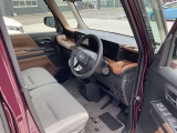 運転席まわりです。実際に座ってみて、乗り心地を体験してみてください,視界も良好です