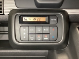 セレクトレバーの左上にオートエアコンがついてますので、お好みの温度をセットするだけで風の強さや風量を自動で調整します。スイッチも簡単操作で快適に過ごせます。