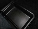 便利な収納ポケット、小物入れを各所に配置しています。