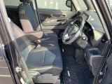 運転席まわりです。実際に座ってみて、乗り心地を体験してみてください,視界も良好です。