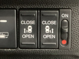 【両側パワースライドドア】両側がパワースライドドアになっており、運転席のスイッチやスマートキーでも開閉が可能です!開口部も広いので乗り降りも楽々♪