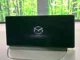 【8.8型マツダコネクトナビ】車内の雰囲気にマッチした一体型タイプのナビ。各種車輌設定やBluetooth再生等、様々な機能が楽しめます。直感的なダイヤル操作が可能で、使い勝手も良好です。