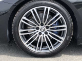 BMW純正19インチホイール。洗練されたデザインで、足元の個性を引き立てます。