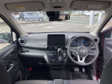 すっきりした運転席周りにはナビやエアコンの操作パネルを設置しておりますので、お一人での運転でもご安心できます。