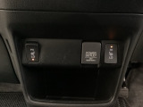 前席の左右別々のシートヒータースイッチが付いています。HiとLoの2段階で温度設定ができます。アクセサリーソケットはUSBのアダプターなどをつければ、スマホの充電にも使えます。