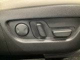 運転席にはパワーシートを装備!シート位置を記憶するメモリー機能付きなのでご夫婦で2名分セットすると便利です♪