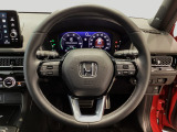 運転にかかわる様々な操作を安全に行えるように視点移動が少なく操作性に配慮されたスイッチ類が凝縮されたコクピットです。