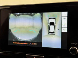 パノラミックビューモニターを装備。駐車場や交差点でクルマを真上から見るように周囲を確認できます。機能の詳細は販売店スタッフまでおたずねください。