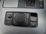 シフト下には、マツダコネクト用のコマンダーを設置。サイドブレーキはスイッチ式【電動パーキング】、信号待ちなどでの停車保持を行う【オートホールド】なども新車時標準装備です♪