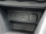 CD/DVD再生プレーヤーは装備されておりませんがフルセグTVチューナー、USB端子やブルートゥースオーディオは備えています。