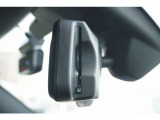 BMW純正のミラー一体型ETC車載器を装備しています。運転席からの視界を遮ることなく、インテリアの洗練されたデザインを損なわないスマートな配置が特徴です。