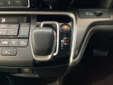 CVT車のセレクトレバーです。低速から高速まで、変速ショックのないスムーズな走りを実現するとともに、エンジン効率のよい領域を維持することで燃費にも貢献します。