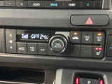 運転席にはシートヒーターが付いています!寒い日に便利な装備ですね。