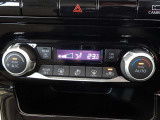 エアコンは後席も独立して調整が可能です。吹き出し口も別々に設けられていますので、小さなお子様も快適に過ごせます。