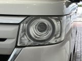 LEDヘッドライトは、点灯の瞬間から最大光量を発揮し、突然暗くなるトンネルなどでの安定感を高めます。
