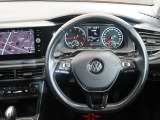 Volkswagen全車共通の上質な本革を使用した手触りのしっとりとしたステアリングです。唯一素肌が触れるハンドルは上位モデルと同じ握り心地になっております。