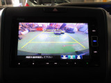 バックカメラの画像です。ガイドラインがスムースな車庫入れをサポートいたします。車庫入れの安心感がアップしますね。
