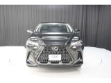 エクステリアは、一目でLEXUSとわかるスピンドルグリルを起点に、人が乗るキャビンの前後を大胆に絞り込んだ菱形のボディと力強く張り出したホイールフレアを融合させ、タイヤの存在を強調しています。