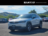 中古車専門再生工場にて熟練専任スタッフが丁寧に清掃、仕上げを実施しております。また、お客様に安心してご検討いただける様、公取協が定める基準に基づき車両検査を実施し、車両状態評価証を発行しております。