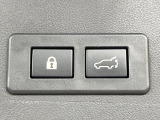 【パワーバックドア】スマートキーや運転席のボタンを押すだけでリアゲートが自動で開閉します!荷物を持っている時や、高い位置にあるバックドアを閉める際に便利な機能です♪