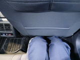 運転席を身長175センチのシートポジションで、175センチの人が後ろに座っても足元には余裕があります♪