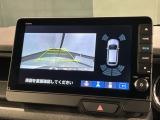 リバースギアに入れるだけで後方の表示へ切り替わります。夜間や雨の日の駐車も楽になりますよ。