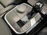 BMWの高性能オートマチックは、ATセレクトレバーを左側に倒すことで、通常の「D」から「S」(スポーツ)または「M」(マニュアル)へと切り替えが可能です。