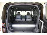 リヤシートはシーンに応じて柔軟に倒せる3分割タイプを採用しています。乗車人数や荷物の大きさに合わせてスペースを優しく広げられるため、日々の買い物から趣味の時間まで幅広く活躍します。