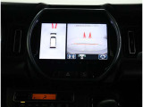 トップビュー&フロントビュー・車両に取り付けたフロント、サイド、バックカメラの映像を合成して画面上に表示させることで、低速時の運転を補助する装置です。