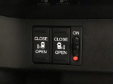 【両側パワースライドドア】両側がパワースライドドアになっており、運転席のスイッチやスマートキーでも開閉が可能です!開口部も広いので乗り降りも楽々♪