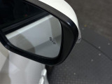【BSW(後側方車両検知警報)/ブラインドスポットワーニング】隣接レーンのクルマを検知した場合、ドアミラー周辺に設けられたインジケーターを点灯したり音が鳴ったりしてお知らせします。