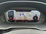 バーチャルコックピットでは、メーターやオーディオ操作、電話選択、地図の確認が可能。パネル内に高解像度の液晶ディスプレイを配置しております。